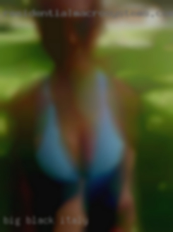 Big black woman golden pussy nude in Italy.